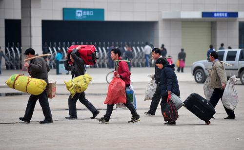 2月18日,肩挑背扛的旅客在湖北省恩施火車站進站候車。新華社記者 郝同前 攝