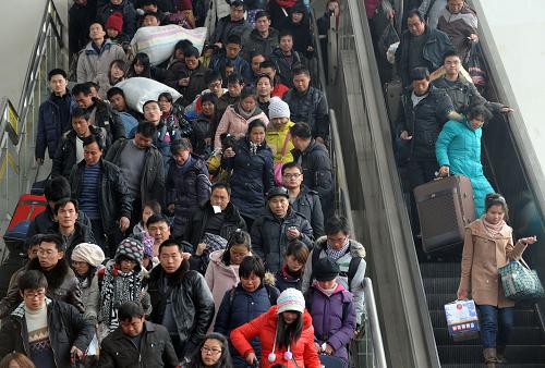 2月18日,旅客在鄭州火車站進(jìn)站乘車。新華社記者 趙鵬 攝