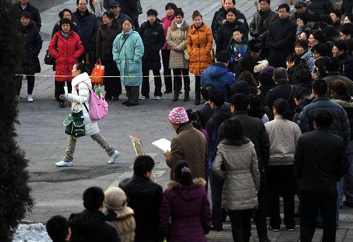 2月19日,一名考生進(jìn)入設(shè)在北京市立新學(xué)校的考場(chǎng)。當(dāng)日,由清華大學(xué)、上海交通大學(xué)、中國(guó)科學(xué)技術(shù)大學(xué)、西安交通大學(xué)、南京大學(xué)、浙江大學(xué)、中國(guó)人民大學(xué)7所高校合作開(kāi)展的2011年“高水平大學(xué)自主選拔學(xué)業(yè)能力測(cè)試”在全國(guó)各省區(qū)市同時(shí)開(kāi)考。考生將用6個(gè)小時(shí)的時(shí)間完成閱讀與寫作(含第一、第二部分)、數(shù)學(xué)、自然科學(xué)、人文與社會(huì)等4個(gè)科目的考試。新華社記者 羅曉光 攝