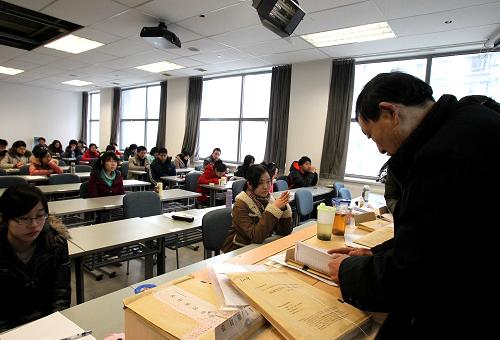 2月19日,在上海電視大學(xué)考點(diǎn),監(jiān)考人員在進(jìn)行開(kāi)考準(zhǔn)備。當(dāng)日,由清華大學(xué)、上海交通大學(xué)、中國(guó)科學(xué)技術(shù)大學(xué)、西安交通大學(xué)、南京大學(xué)、浙江大學(xué)、中國(guó)人民大學(xué)7所高校合作開(kāi)展的2011年“高水平大學(xué)自主選拔學(xué)業(yè)能力測(cè)試”在全國(guó)各省區(qū)市同時(shí)開(kāi)考??忌鷮⒂?個(gè)小時(shí)的時(shí)間完成閱讀與寫作(含第一、第二部分)、數(shù)學(xué)、自然科學(xué)、人文與社會(huì)等4個(gè)科目的考試。新華社記者 劉穎 攝