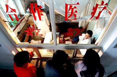 這是遼寧省綏中縣農(nóng)民在新型農(nóng)村合作醫(yī)療定點醫(yī)院交費(2006年4月6日攝)。新型農(nóng)村合作醫(yī)療,是一項重要的民生工程。十一五期間,各地政府加大投入,不斷深化醫(yī)療衛(wèi)生體制改革,通過鞏固完善新農(nóng)合制度,提高農(nóng)民補助標(biāo)準(zhǔn),加強了基層醫(yī)療服務(wù)能力,有效緩解了農(nóng)民“看病難、看病貴”問題。