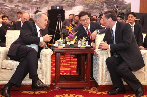 2月22日,中國國務(wù)院副總理、中國和哈薩克斯坦合作委員會中方主席王岐山與來華進行國事訪問的哈薩克斯坦總統(tǒng)納扎爾巴耶夫在北京釣魚臺國賓館共同出席中哈企業(yè)家代表午餐會。這是午餐會前,王岐山與納扎爾巴耶夫共同出席高速鐵路推介會。新華社記者 丁林 攝