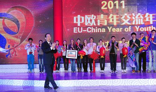 2月23日,國務(wù)院總理溫家寶來到北京首都博物館,同500多名中歐青年代表和歐盟國家駐華使節(jié)一起,出席“中歐青年交流年”開幕式。這是溫家寶步入開幕式現(xiàn)場(chǎng)。新華社記者 張鐸 攝
