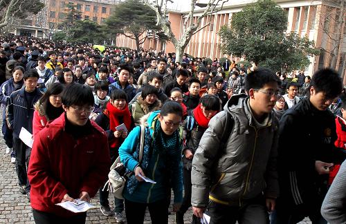 “卓越聯(lián)盟”9校自主選拔聯(lián)考開(kāi)考 2月26日,在位于同濟(jì)大學(xué)的“卓越聯(lián)盟”上??键c(diǎn),考生進(jìn)入考場(chǎng)。 當(dāng)日,同濟(jì)大學(xué)、哈爾濱工業(yè)大學(xué)、北京理工大學(xué)、重慶大學(xué)、大連理工大學(xué)、東南大學(xué)、華南理工大學(xué)、天津大學(xué)和西北工業(yè)大學(xué)等9所“卓越人才培養(yǎng)合作高校”的聯(lián)合自主選拔錄取學(xué)業(yè)能力測(cè)試開(kāi)考。全國(guó)25個(gè)省份的3萬(wàn)余名考生參加考試,其中上??键c(diǎn)近2700余人。據(jù)悉,“卓越聯(lián)盟”的考題主要委托第三方命題,考題將呈現(xiàn)工科學(xué)校的選拔特色。 新華社記者 劉穎 攝