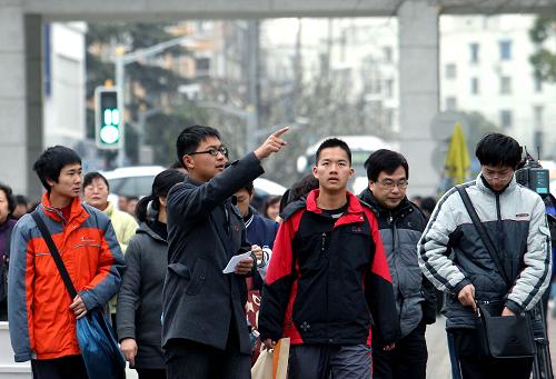 2月26日,上海市奉賢中學(xué)的考生走進(jìn)同濟(jì)大學(xué)考點(diǎn)準(zhǔn)備參加考試。 當(dāng)日,同濟(jì)大學(xué)、哈爾濱工業(yè)大學(xué)、北京理工大學(xué)、重慶大學(xué)、大連理工大學(xué)、東南大學(xué)、華南理工大學(xué)、天津大學(xué)和西北工業(yè)大學(xué)等9所“卓越人才培養(yǎng)合作高校”的聯(lián)合自主選拔錄取學(xué)業(yè)能力測(cè)試開(kāi)考。全國(guó)25個(gè)省份的3萬(wàn)余名考生參加考試,其中上海考點(diǎn)近2700余人。據(jù)悉,“卓越聯(lián)盟”的考題主要委托第三方命題,考題將呈現(xiàn)工科學(xué)校的選拔特色。 新華社記者 劉穎 攝