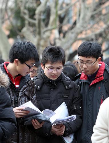 2月26日,在位于同濟(jì)大學(xué)的“卓越聯(lián)盟”上??键c(diǎn)外,考生抓緊最后時(shí)間復(fù)習(xí)。 當(dāng)日,同濟(jì)大學(xué)、哈爾濱工業(yè)大學(xué)、北京理工大學(xué)、重慶大學(xué)、大連理工大學(xué)、東南大學(xué)、華南理工大學(xué)、天津大學(xué)和西北工業(yè)大學(xué)等9所“卓越人才培養(yǎng)合作高校”的聯(lián)合自主選拔錄取學(xué)業(yè)能力測(cè)試開(kāi)考。全國(guó)25個(gè)省份的3萬(wàn)余名考生參加考試,其中上??键c(diǎn)近2700余人。據(jù)悉,“卓越聯(lián)盟”的考題主要委托第三方命題,考題將呈現(xiàn)工科學(xué)校的選拔特色。 新華社記者 劉穎 攝