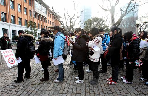 2月26日,在位于同濟(jì)大學(xué)的“卓越聯(lián)盟”上??键c(diǎn),考生等待進(jìn)入考場(chǎng)。 當(dāng)日,同濟(jì)大學(xué)、哈爾濱工業(yè)大學(xué)、北京理工大學(xué)、重慶大學(xué)、大連理工大學(xué)、東南大學(xué)、華南理工大學(xué)、天津大學(xué)和西北工業(yè)大學(xué)等9所“卓越人才培養(yǎng)合作高校”的聯(lián)合自主選拔錄取學(xué)業(yè)能力測(cè)試開(kāi)考。全國(guó)25個(gè)省份的3萬(wàn)余名考生參加考試,其中上??键c(diǎn)近2700余人。據(jù)悉,“卓越聯(lián)盟”的考題主要委托第三方命題,考題將呈現(xiàn)工科學(xué)校的選拔特色。 新華社記者 劉穎 攝