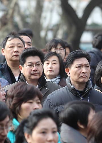 2月26日,在位于同濟(jì)大學(xué)的“卓越聯(lián)盟”上??键c(diǎn),家長(zhǎng)們?cè)诳紙?chǎng)外等待。 當(dāng)日,同濟(jì)大學(xué)、哈爾濱工業(yè)大學(xué)、北京理工大學(xué)、重慶大學(xué)、大連理工大學(xué)、東南大學(xué)、華南理工大學(xué)、天津大學(xué)和西北工業(yè)大學(xué)等9所“卓越人才培養(yǎng)合作高校”的聯(lián)合自主選拔錄取學(xué)業(yè)能力測(cè)試開(kāi)考。全國(guó)25個(gè)省份的3萬(wàn)余名考生參加考試,其中上海考點(diǎn)近2700余人。據(jù)悉,“卓越聯(lián)盟”的考題主要委托第三方命題,考題將呈現(xiàn)工科學(xué)校的選拔特色。 新華社記者 劉穎 攝