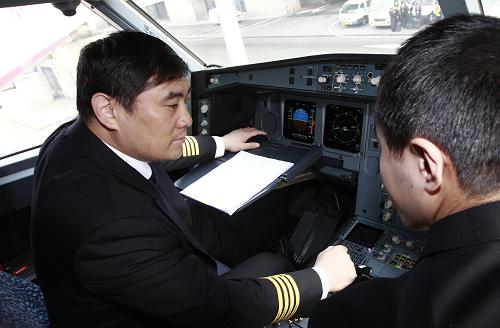 2月26日,東航首架撤僑包機(jī)領(lǐng)隊(duì)機(jī)長、東航總飛行師萬向東(左)與同事作飛行前的例行檢查。 中國東方航空公司第一架撤僑包機(jī)MU267于2月26日上午9時(shí)20分許從上海浦東國際機(jī)場起飛,直飛馬耳他。第二架包機(jī)MU265也于9時(shí)40分許從虹橋機(jī)場起飛。 新華社記者 裴鑫 攝