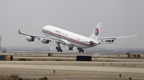2月26日,MU267次航班飛離上海浦東國際機(jī)場。 中國東方航空公司第一架撤僑包機(jī)MU267于2月26日上午9時(shí)20分許從上海浦東國際機(jī)場起飛,直飛馬耳他。第二架包機(jī)MU265也于9時(shí)40分許從虹橋機(jī)場起飛。 新華社記者 裴鑫 攝