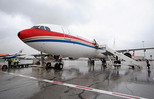 2月26日,中國(guó)政府派出的一架東方航空公司包機(jī)在馬耳他首都瓦萊塔的馬耳他國(guó)際機(jī)場(chǎng)進(jìn)行起飛前的準(zhǔn)備。當(dāng)天,中國(guó)政府派出的一架東方航空公司包機(jī)滿載272名從利比亞撤出的中國(guó)公民離開(kāi)馬耳他國(guó)際機(jī)場(chǎng),飛往上海。 新華社記者 王慶欽 攝