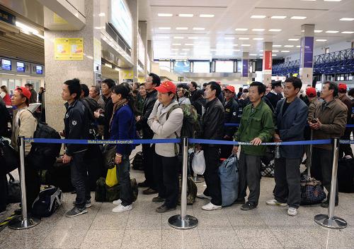 2月26日,在馬耳他首都瓦萊塔的馬耳他國(guó)際機(jī)場(chǎng),從利比亞撤出的中國(guó)公民辦理手續(xù),準(zhǔn)備登上東方航空公司包機(jī)。當(dāng)天,中國(guó)政府派出的一架東方航空公司包機(jī)滿載272名從利比亞撤出的中國(guó)公民離開(kāi)馬耳他國(guó)際機(jī)場(chǎng),飛往上海。 新華社記者 王慶欽 攝