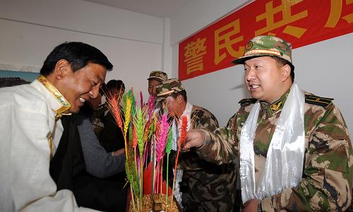 3月5日,武警拉薩二支隊(duì)部分官兵與警民共建點(diǎn)的拉薩城關(guān)區(qū)俄杰塘居委會(huì)群眾聯(lián)歡。藏族同胞向武警官兵敬獻(xiàn)“切瑪”(象征五谷豐登)。 新華社記者 覺果 攝