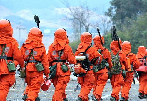3月5日,武警三明森林支隊(duì)?wèi)?zhàn)士在演習(xí)現(xiàn)場(chǎng)展示滅火裝備。當(dāng)日,福建省三明市森林防火指揮部舉行大規(guī)模森林防火演練,以提高森林防火隊(duì)伍應(yīng)對(duì)各種森林火險(xiǎn)的應(yīng)急響應(yīng)能力和戰(zhàn)斗力。新華社記者 張國(guó)俊 攝