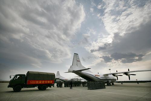 3月11日,兩架裝載救災(zāi)人員和物資的空軍運輸機飛抵云南騰沖機場。當(dāng)日,空軍從貴陽緊急抽調(diào)2架運輸機飛赴四川成都,裝載救災(zāi)人員和物資后飛抵云南昆明機場,增裝醫(yī)療隊員以及醫(yī)療器械、藥品后,又飛抵云南騰沖機場,將救災(zāi)人員和物資運抵災(zāi)區(qū)。當(dāng)晚,空軍運輸機運送三名在盈江地震中腰椎嚴(yán)重骨折的重傷員赴昆明搶救。新華社發(fā)(劉應(yīng)華 攝)