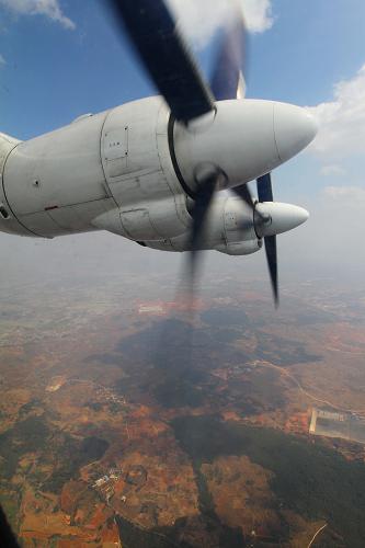 3月11日,空軍運輸機飛越紅土地區(qū),向云南昆明進發(fā)。新華社發(fā)(劉應(yīng)華 攝)