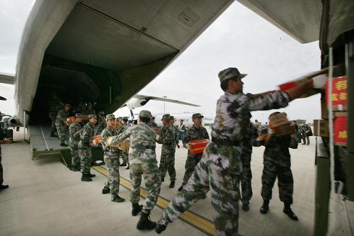 3月11日,空軍運輸機抵達云南騰沖機場后,官兵迅速搶運救災(zāi)物資。新華社發(fā)(劉應(yīng)華 攝)