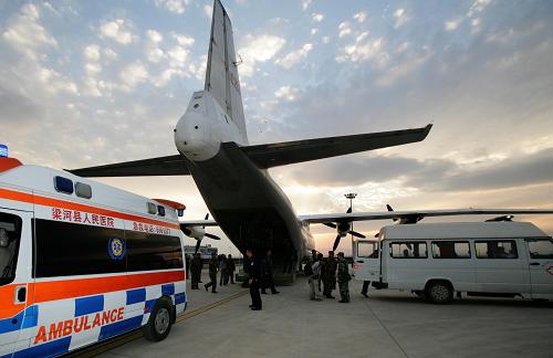 3月11日,在盈江地震中腰椎嚴(yán)重骨折的傷員被送達云南騰沖機場。新華社發(fā)(劉應(yīng)華 攝)