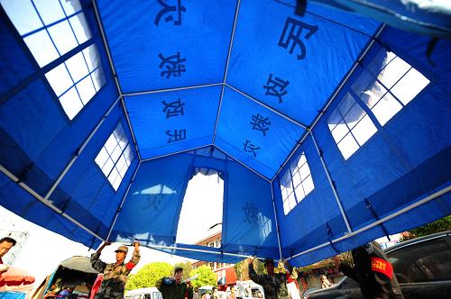 3月12日,民政部門(mén)把搭好的帳篷搬進(jìn)盈江縣最大的受災(zāi)群眾安置點(diǎn)。新華社記者 秦晴 攝