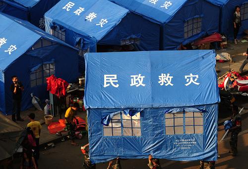 3月12日,盈江縣最大的受災(zāi)群眾安置點(diǎn)“盈湖公園”邊搭滿(mǎn)了救災(zāi)帳篷,這里成為受災(zāi)群眾的又一個(gè)家。新華社記者 秦晴 攝