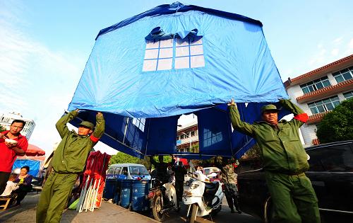 3月12日,民政部門(mén)把搭好的帳篷搬進(jìn)盈江縣最大的受災(zāi)群眾安置點(diǎn)。新華社記者 秦晴 攝