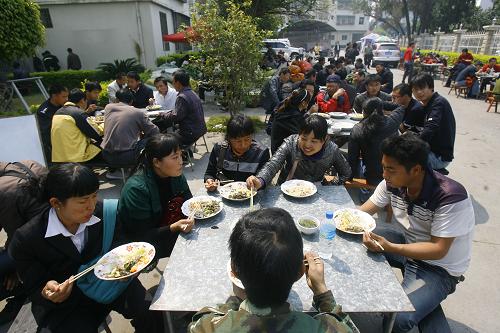 3月12日,盈江縣政府食堂為附近受災(zāi)群眾提供免費(fèi)午飯。新華社發(fā)