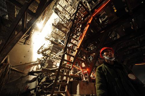 3月15日,一名安全員在集包鐵路增建第二雙線八蘇木隧道內(nèi)值班。當(dāng)日,經(jīng)過中鐵四局千余名建設(shè)者33個月的艱苦施工,京包快速鐵路集包段(集寧至包頭)增建第二雙線頭號控制工程——八蘇木隧道順利貫通,這座內(nèi)蒙古在建鐵路最長隧道、也是集包鐵路增建第二雙線施工難度最大的隧道難題被全面攻克。由中鐵四局二公司承建的八蘇木隧道屬雙線特大斷面隧道,全長8184米,開挖斷面在110平方米以上,最大埋深約130米。地質(zhì)情況異常復(fù)雜,施工技術(shù)難度非常大,屬于該鐵路線上的高風(fēng)險工程,施工技術(shù)人員有效克服了地質(zhì)情況的變化對工期產(chǎn)生的制約因素,取得了異常復(fù)雜地質(zhì)條件下大隧道技術(shù)施工經(jīng)驗和安全管理成效。京包鐵路集寧至包頭段增建第二雙線工程是“十一五”期間我國鐵路“八縱八橫”鐵路網(wǎng)主骨架的重要組成部分,全長308公里,將于2011年底建成通車。屆時,呼和浩特與北京之間的客車運行時間將由現(xiàn)在的10多個小時縮短為2小時左右,同時將有效緩解京藏高速公路的運輸壓力,提高能源輸出運能,為構(gòu)建內(nèi)蒙古與京津唐地區(qū)資本、技術(shù)、人才優(yōu)勢互補、社會經(jīng)濟可持續(xù)發(fā)展提供保障。 新華社記者 張領(lǐng) 攝
