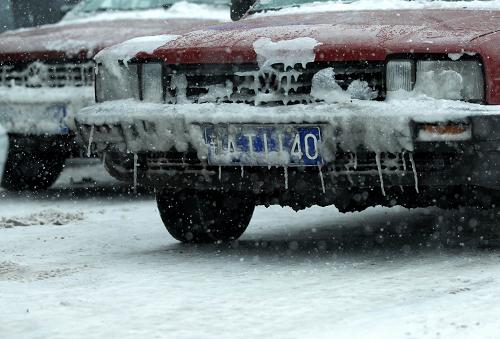 3月16日,車輛在烏魯木齊河灘快速路上冒雪行進(jìn)。當(dāng)日,受新一輪冷空氣影響,新疆北部普降大雪,積雪伴隨著大風(fēng)使當(dāng)?shù)啬芤姸炔蛔?0米,烏魯木齊地窩堡國際機(jī)場一度關(guān)閉,烏奎(烏魯木齊-奎屯)、吐烏大(吐魯番-烏魯木齊-大黃山)兩條高速公路部分路段實(shí)行雙向交通管制。當(dāng)日15時,烏魯木齊氣象臺發(fā)布暴雪黃色預(yù)警,目前城區(qū)降雪量超過10毫米,未來將達(dá)到12至13毫米。新華社記者 江文耀 攝