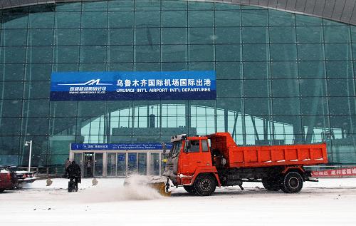 3月16日,清雪車輛在烏魯木齊地窩堡國際機(jī)場外清理積雪。當(dāng)日,受新一輪冷空氣影響,新疆北部普降大雪,積雪伴隨著大風(fēng)使當(dāng)?shù)啬芤姸炔蛔?0米,烏魯木齊地窩堡國際機(jī)場一度關(guān)閉,烏奎(烏魯木齊-奎屯)、吐烏大(吐魯番-烏魯木齊-大黃山)兩條高速公路部分路段實(shí)行雙向交通管制。當(dāng)日15時,烏魯木齊氣象臺發(fā)布暴雪黃色預(yù)警,目前城區(qū)降雪量超過10毫米,未來將達(dá)到12至13毫米。新華社記者 江文耀 攝