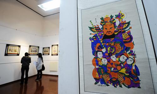 3月20日,長(zhǎng)沙市民參觀灘頭年畫(huà)展。當(dāng)日,灘頭年畫(huà)展在長(zhǎng)沙開(kāi)展,一批形式多樣、內(nèi)容豐富的灘頭年畫(huà)珍品在展覽上與觀眾見(jiàn)面。據(jù)介紹,有“中國(guó)民間美術(shù)一絕”美譽(yù)的灘頭年畫(huà)迄今已有三百多年歷史。作為中國(guó)少有的傳統(tǒng)手工木版水印年畫(huà),灘頭年畫(huà)色彩艷麗,造型古拙、夸張、富于個(gè)性,作品整體具有浮雕一般的藝術(shù)效果。