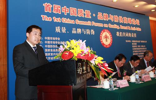 月19日,中國(guó)市場(chǎng)學(xué)會(huì)品牌與質(zhì)量專業(yè)委員會(huì)副秘書長(zhǎng)焦永波在論壇上發(fā)布調(diào)查報(bào)告。當(dāng)日,焦永波在首屆中國(guó)質(zhì)量·品牌與防偽高峰論壇上表示,我國(guó)乳制品企業(yè)的售后服務(wù)制度亟待完善,國(guó)家宜明確規(guī)定嬰幼兒奶粉生產(chǎn)企業(yè)必須設(shè)立24小時(shí)售后服務(wù)熱線。從2010年9月至2011年3月半年多的時(shí)間里,中國(guó)市場(chǎng)學(xué)會(huì)品牌與質(zhì)量專業(yè)委員會(huì)對(duì)42家乳品生產(chǎn)企業(yè)進(jìn)行了調(diào)查研究,發(fā)現(xiàn)大部分企業(yè)沒(méi)有設(shè)立24小時(shí)售后服務(wù)熱線。少數(shù)企業(yè)的服務(wù)電話形同虛設(shè),多次撥打無(wú)人接聽(tīng)或長(zhǎng)時(shí)間占線。