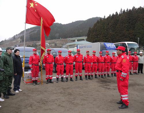 3月20日,在日本巖手縣大船渡地震海嘯災(zāi)區(qū)的中國國際救援隊駐地內(nèi),中國國際救援隊領(lǐng)隊尹光輝(前)代表全隊向送行者告別。新華社記者 劉華 攝