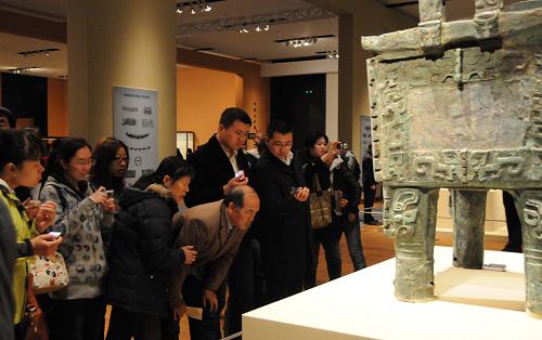 3月27日,參觀者在國家博物館青銅器大廳參觀“后母戊”青銅鼎。當日,中國國家博物館開始免費向公眾開放,《古代中國》和《復興之路》大型基本陳列,中國古代青銅、佛造像、瓷器藝術展,潘天壽、李可染、黃胄等國畫大師代表作正式與廣大觀眾見面。新國博實行參觀人數(shù)總量控制,每天接待量設定為8000人。新華社發(fā)(涂勛友 攝)