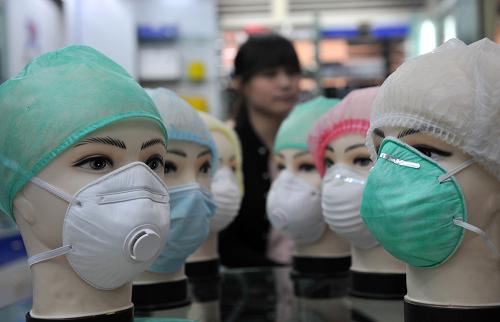 3月29日,浙江省溫州市的一家口罩廠在義烏中國(guó)小商品市場(chǎng)展示各類口罩。新華社記者 王定昶攝