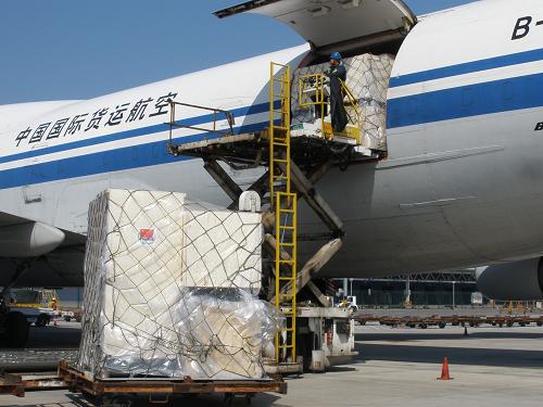 3月31日,在上海浦東國際機場,工作人員將中國援助日本的第三批救援物資裝運上國航波音747-400型貨機。新華社發(fā)(楊夏杰 攝)