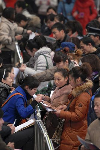 2月14日,應(yīng)聘者在安徽淮南舉行的大型招聘會(huì)上填寫資料。當(dāng)日,勞務(wù)輸出地安徽淮南市舉行2011春暖淮河岸大型綜合類招聘會(huì),長(zhǎng)三角地區(qū)的近百家企業(yè)前來搶灘招工,推出各項(xiàng)優(yōu)惠條件吸納人才,解決企業(yè)生產(chǎn)發(fā)展用工需求。新華社發(fā)(陳彬 攝)