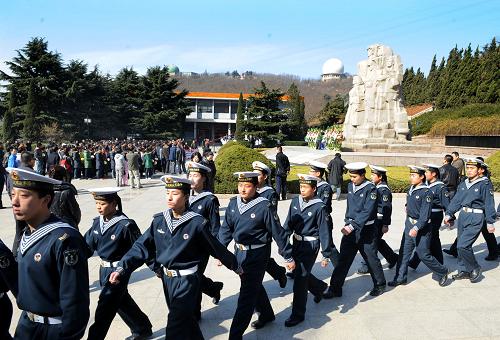 4月3日,到青島革命烈士紀(jì)念館參加祭掃的人流絡(luò)繹不絕。新華社記者 李紫恒 攝