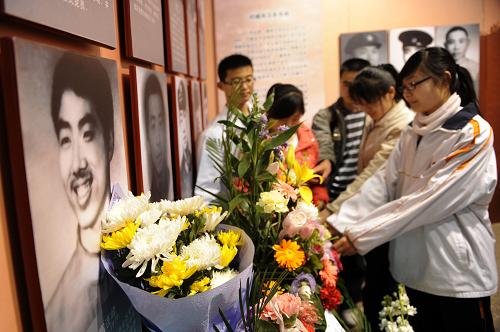 4月3日,青島衛(wèi)校學(xué)生在為先烈獻(xiàn)花。新華社記者 李紫恒 攝