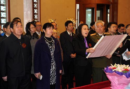 湖湘兒女進(jìn)京緬懷毛主席 祭奠人民英雄 4月5日是傳統(tǒng)節(jié)日清明節(jié),100多名來自毛澤東主席家鄉(xiāng)——湖南的湖湘兒女來到毛主席紀(jì)念堂,緬懷毛主席為中國革命和建設(shè)事業(yè)建立的豐功偉績,祭奠人民英雄。 新華社記者羅曉光攝