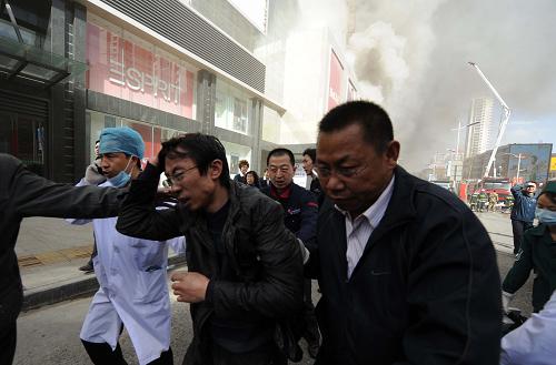 4月9日,第一名受傷人員(左二)被成功救出。新華社記者 侯德強(qiáng) 攝