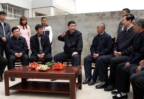 近日,中共中央政治局常委、中央書記處書記、國家副主席習(xí)近平在安徽調(diào)研。這是4月8日,習(xí)近平在阜陽市潁州區(qū)西湖景區(qū)街道白行村村民倪澤民(前右三)的院子里,同鄉(xiāng)親們圍坐在一起拉家常。新華社記者 蘭紅光 攝
