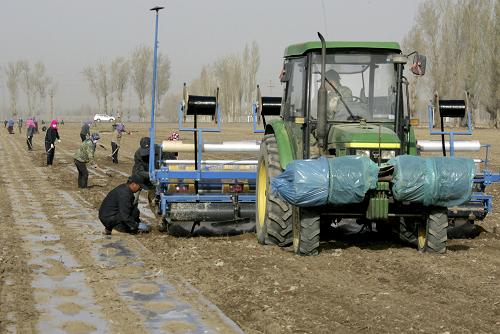 4月11日,新疆哈密農(nóng)民使用膜下滴灌播種機(jī)播種棉花。 近日,隨著氣溫不斷升高,新疆哈密春播生產(chǎn)全面展開,農(nóng)民采用節(jié)水技術(shù)機(jī)械化播種棉花,確保今年有個(gè)好收成。 新華社發(fā)(蔡增樂 攝)