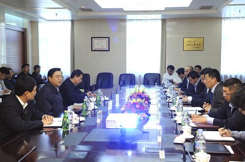 張德江在中央企業(yè)調(diào)研 4月12日,中共中央政治局委員、國務(wù)院副總理張德江在中國五礦集團(tuán)、中國船舶工業(yè)集團(tuán)和國家核電技術(shù)公司等中央企業(yè)調(diào)研。 這是張德江在五礦集團(tuán)同企業(yè)負(fù)責(zé)人座談。 新華社記者 饒愛民 攝