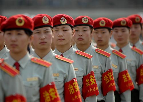 4月12日,西安航空護(hù)校的志愿者在世園會(huì)安保誓師大會(huì)上。 當(dāng)日上午,西安市世園會(huì)安保誓師大會(huì)在西安市體育場(chǎng)舉行,來(lái)自公安、武警、法檢、衛(wèi)生、工商、志愿者等社會(huì)各界的2萬(wàn)名代表莊嚴(yán)宣誓,表達(dá)力保平安世園的堅(jiān)強(qiáng)信心和決心。 新華社記者 李一博 攝