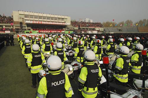 4月12日,西安公安干警在世園會(huì)安保誓師大會(huì)上。 當(dāng)日上午,西安市世園會(huì)安保誓師大會(huì)在西安市體育場(chǎng)舉行,來(lái)自公安、武警、法檢、衛(wèi)生、工商、志愿者等社會(huì)各界的2萬(wàn)名代表莊嚴(yán)宣誓,表達(dá)力保平安世園的堅(jiān)強(qiáng)信心和決心。 新華社記者 李一博 攝