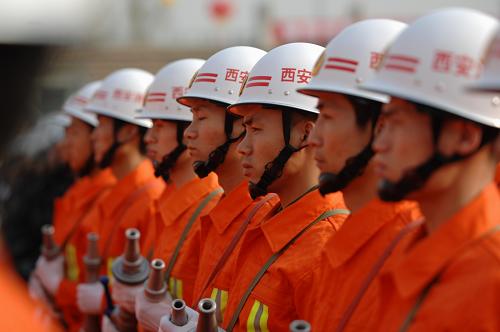 4月12日,西安消防戰(zhàn)士在世園會(huì)安保誓師大會(huì)上。 當(dāng)日上午,西安市世園會(huì)安保誓師大會(huì)在西安市體育場(chǎng)舉行,來(lái)自公安、武警、法檢、衛(wèi)生、工商、志愿者等社會(huì)各界的2萬(wàn)名代表莊嚴(yán)宣誓,表達(dá)力保平安世園的堅(jiān)強(qiáng)信心和決心。 新華社記者 李一博 攝