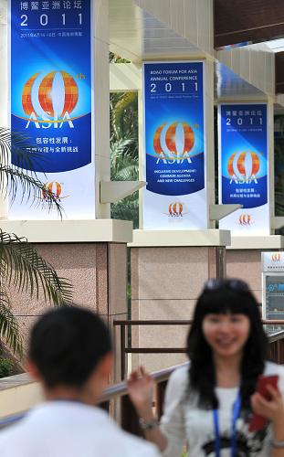 博鰲亞洲論壇主會(huì)場(chǎng)外布置就緒(4月12日攝)。 記者從博鰲亞洲論壇秘書處了解到,博鰲亞洲論壇2011年年會(huì)各項(xiàng)工作已經(jīng)準(zhǔn)備就緒,目前已有來(lái)自40多個(gè)國(guó)家和地區(qū)的近1400位人士確認(rèn)與會(huì),另有大約800名中外記者將在現(xiàn)場(chǎng)對(duì)論壇年會(huì)進(jìn)行報(bào)道。在已經(jīng)確認(rèn)與會(huì)的人員中,來(lái)自政界的人士約300名,企業(yè)界人士約1100名。 新華社記者侯建森攝