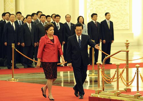 4月12日,中國國家主席胡錦濤在北京人民大會(huì)堂主持儀式,歡迎巴西聯(lián)邦共和國總統(tǒng)迪爾瑪·羅塞夫訪華。 新華社記者 饒愛民攝