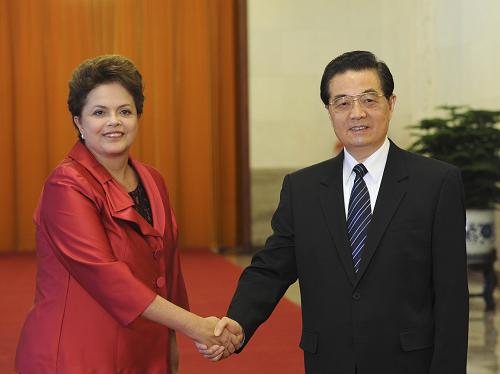 4月12日,中國國家主席胡錦濤在北京人民大會(huì)堂主持儀式,歡迎巴西聯(lián)邦共和國總統(tǒng)迪爾瑪·羅塞夫訪華。 新華社記者 饒愛民攝