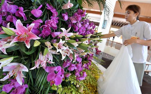 4月13日,工作人員正在布置主會(huì)場(chǎng)花卉。 以“展望未來(lái)、共享繁榮”為主題的金磚國(guó)家領(lǐng)導(dǎo)人第三次會(huì)晤將于4月14日在中國(guó)南海之濱的美麗城市三亞舉行。 新華社記者 郭程 攝